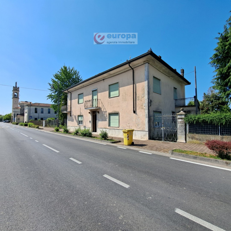 A Torri di Quartesolo (nel centro di LERINO), nelle adiacenze della chiesa parrocchiale, scuola m...
