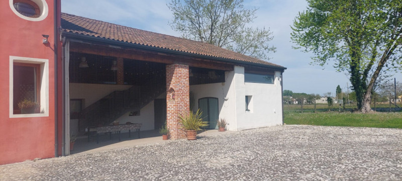 Affittasi a Piazzola sul Brenta (Frazione di Presina) splendido ufficio di circa 100 mq. con prop...