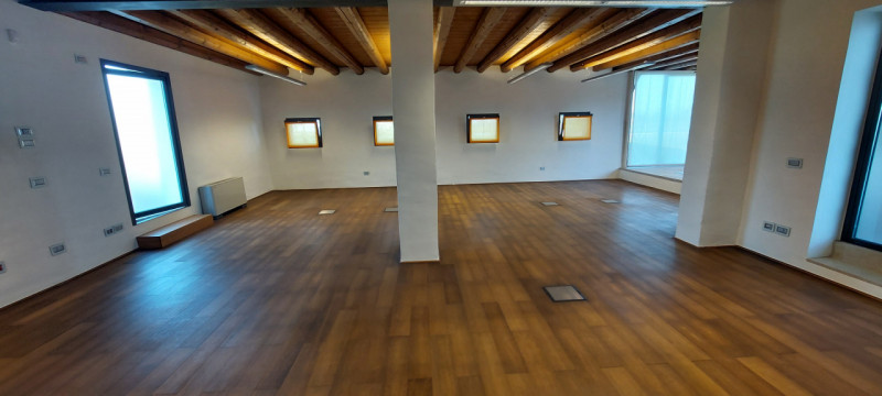 Affittasi a Piazzola sul Brenta (Frazione di Presina) splendido ufficio di circa 100 mq. con prop...