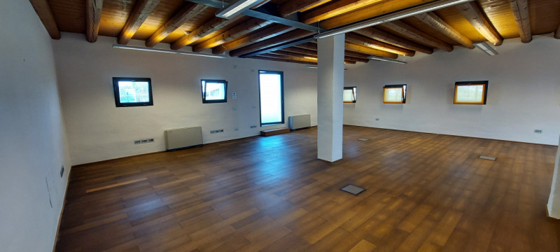 Affittasi a Piazzola sul Brenta (Frazione di Presina) splendido ufficio di circa 100 mq. con prop...