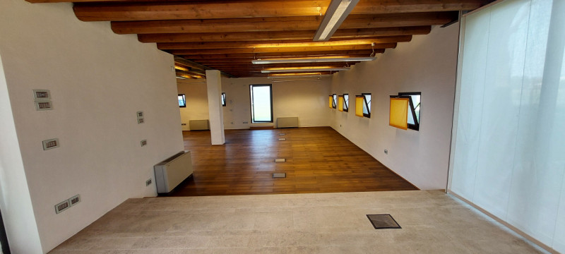 Affittasi a Piazzola sul Brenta (Frazione di Presina) splendido ufficio di circa 100 mq. con prop...