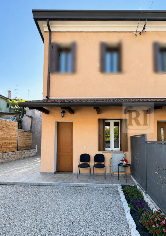 Nel cuore dell'apprezzato quartiere residenziale di Sacrocuore a Padova, proponiamo in vendita un...