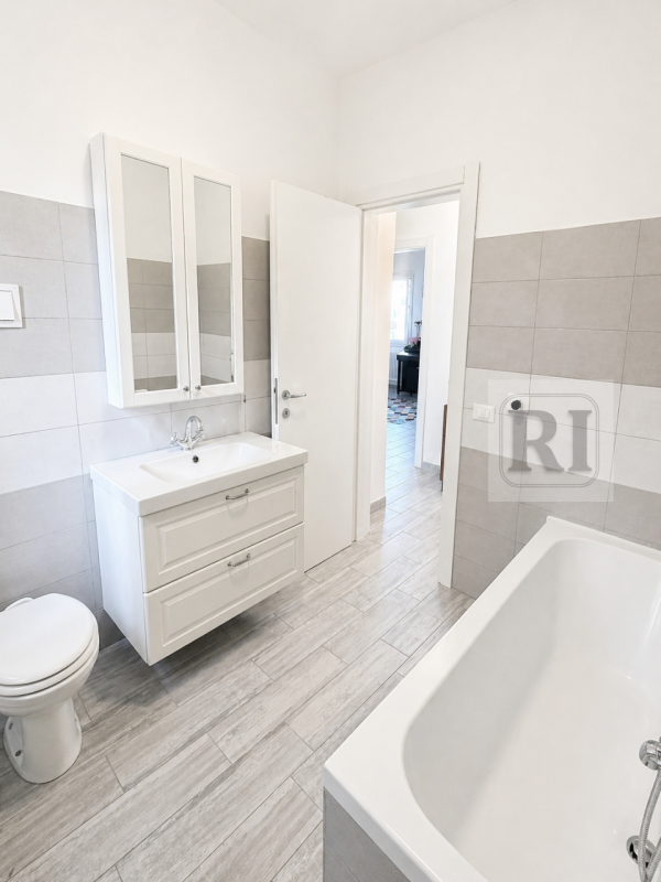 Nel cuore dell'apprezzato quartiere residenziale di Sacrocuore a Padova, proponiamo in vendita un...