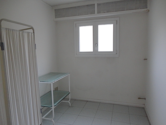 Ufficio disponibile vicinissimo alla fermata del tram e comodo per tutti i servizi pubblici ed i ...