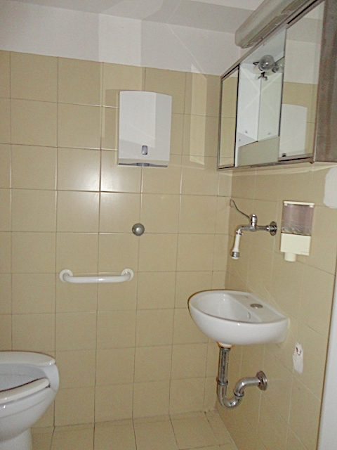 Ufficio disponibile vicinissimo alla fermata del tram e comodo per tutti i servizi pubblici ed i ...