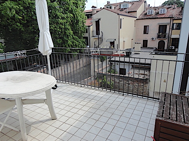 Nel cuore del centro storico, in prossimità di via Degli Zabarella, è disponibile da agosto un ap...