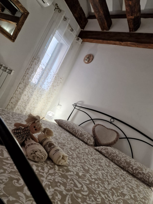 Vendesi casetta indipendente accostata, totalmente ristrutturata a nuovo, su due livelli. Piano t...