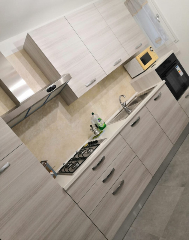 Vendesi casetta indipendente accostata, totalmente ristrutturata a nuovo, su due livelli. Piano t...