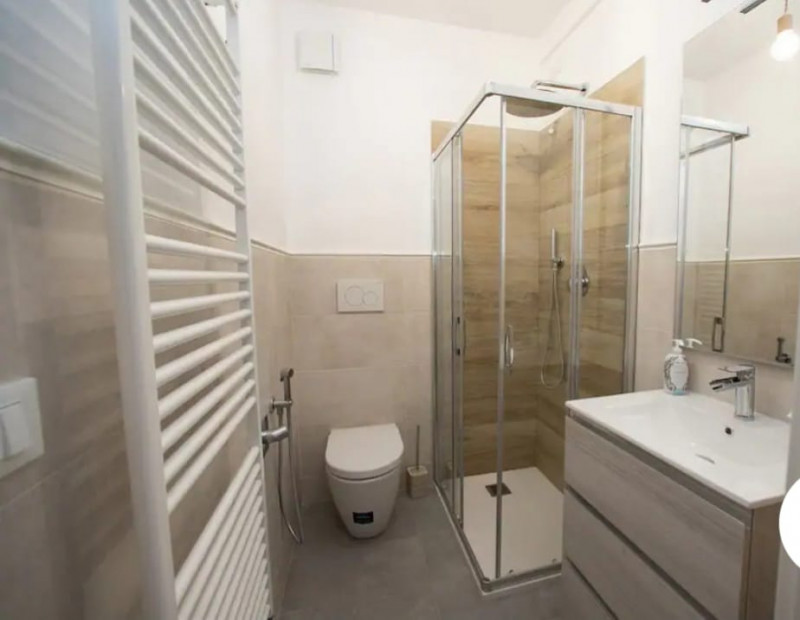 Vendesi casetta indipendente accostata, totalmente ristrutturata a nuovo, su due livelli. Piano t...