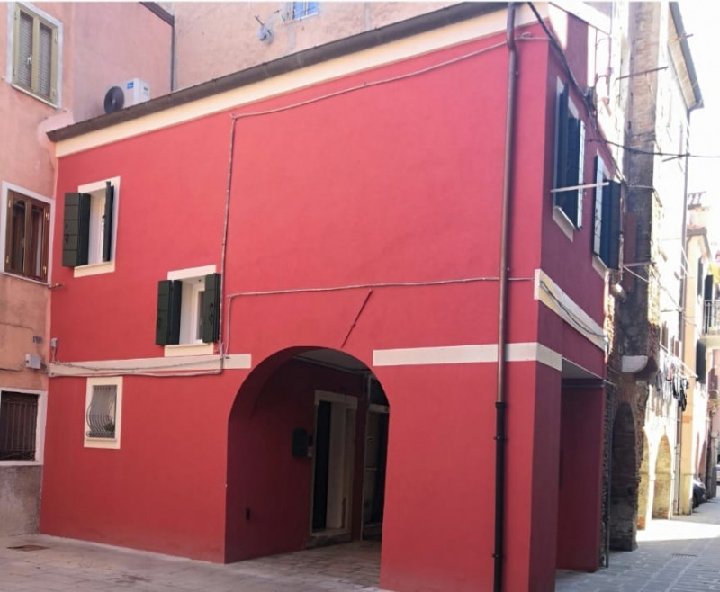 Vendesi casetta indipendente accostata, totalmente ristrutturata a nuovo, su due livelli. Piano t...