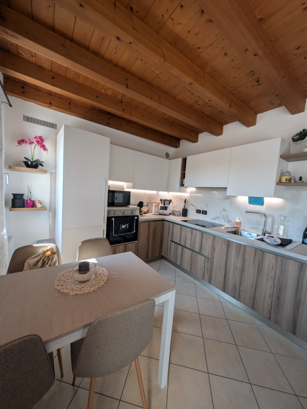 Scopri questo grazioso mini appartamento arredato, situato al piano terra di un piccolo contesto ...