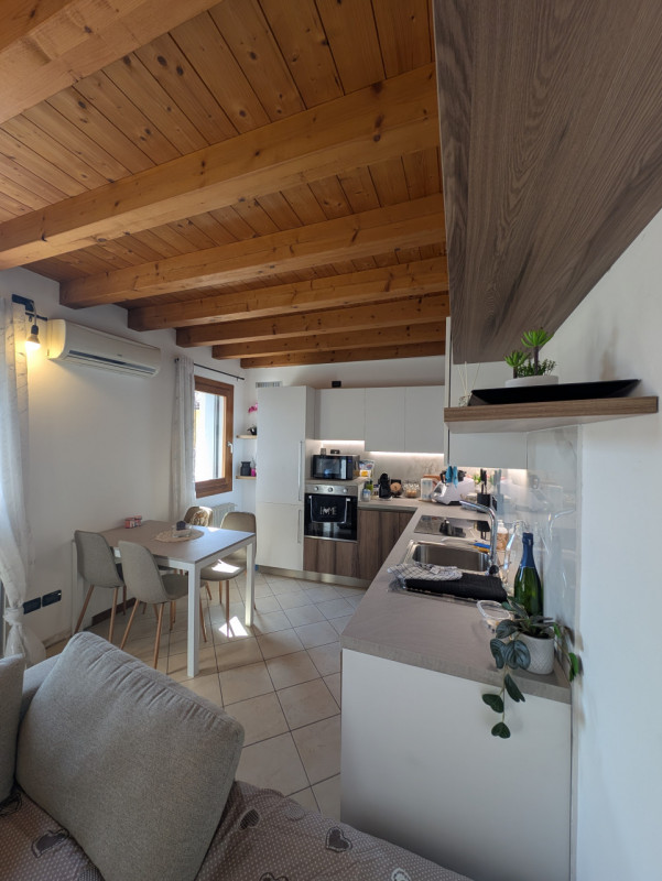 Scopri questo grazioso mini appartamento arredato, situato al piano terra di un piccolo contesto ...