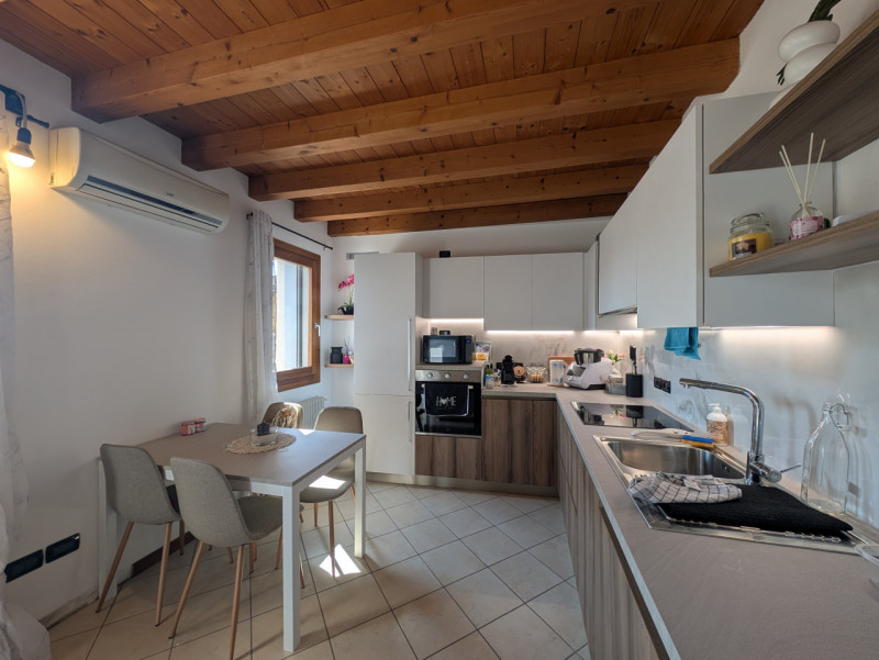 Scopri questo grazioso mini appartamento arredato, situato al piano terra di un piccolo contesto ...