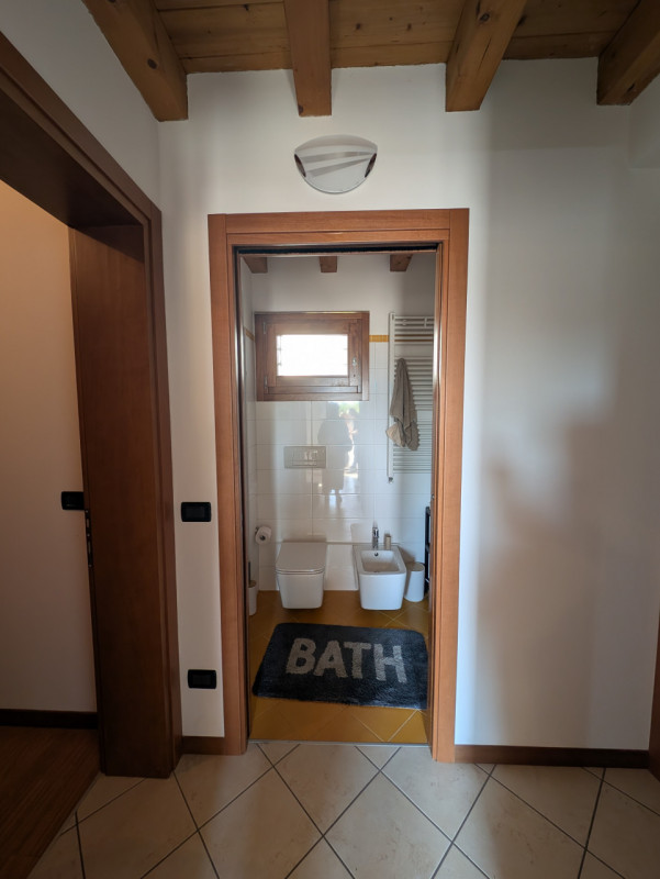 Scopri questo grazioso mini appartamento arredato, situato al piano terra di un piccolo contesto ...