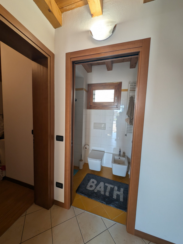 Scopri questo grazioso mini appartamento arredato, situato al piano terra di un piccolo contesto ...