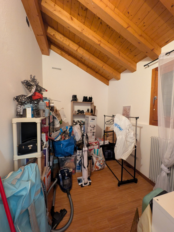 Scopri questo grazioso mini appartamento arredato, situato al piano terra di un piccolo contesto ...