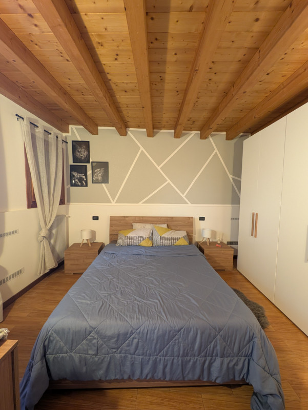 Scopri questo grazioso mini appartamento arredato, situato al piano terra di un piccolo contesto ...