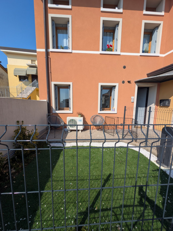 Scopri questo grazioso mini appartamento arredato, situato al piano terra di un piccolo contesto ...