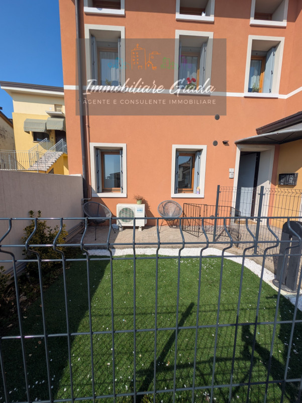 Scopri questo grazioso mini appartamento arredato, situato al piano terra di un piccolo contesto ...