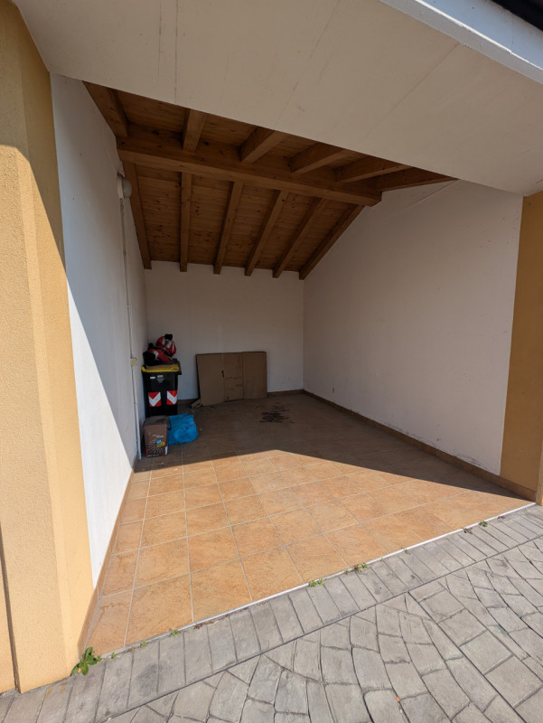 Scopri questo grazioso mini appartamento arredato, situato al piano terra di un piccolo contesto ...