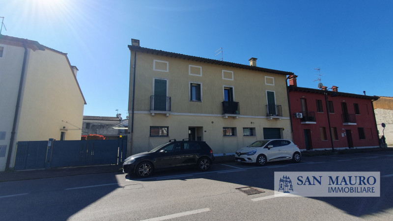 SOVIZZO: in zona residenziale molto tranquilla in un condominio di sole tre unità, sito al primo ...