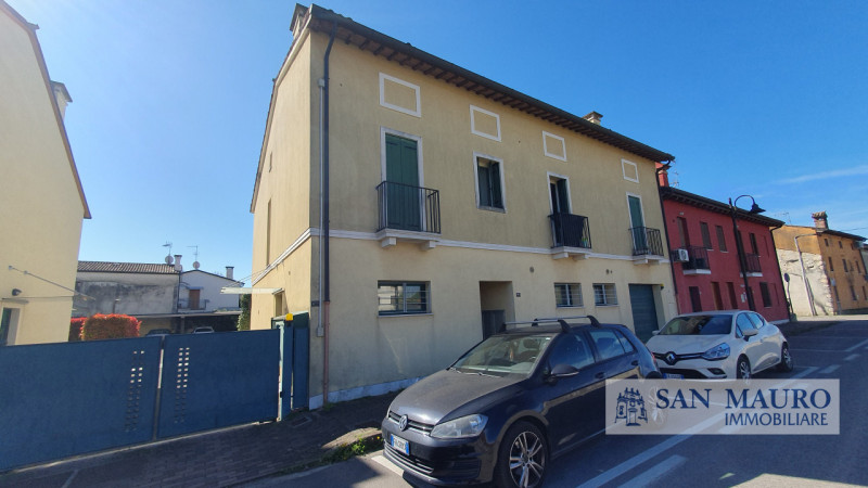 SOVIZZO: in zona residenziale molto tranquilla in un condominio di sole tre unità, sito al primo ...
