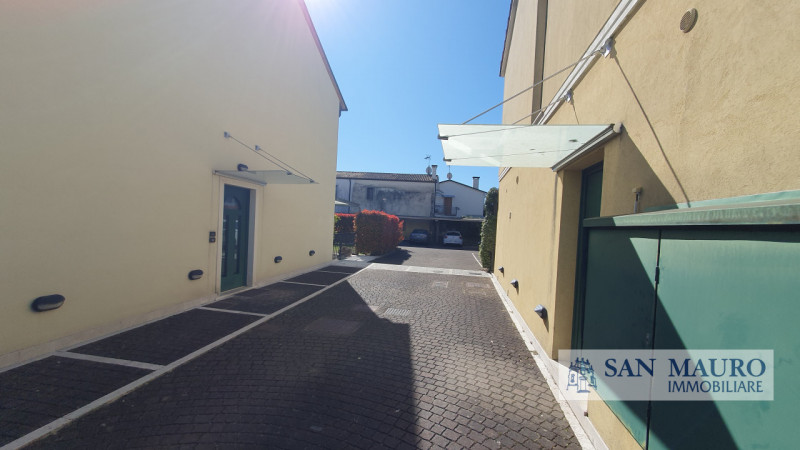 SOVIZZO: in zona residenziale molto tranquilla in un condominio di sole tre unità, sito al primo ...