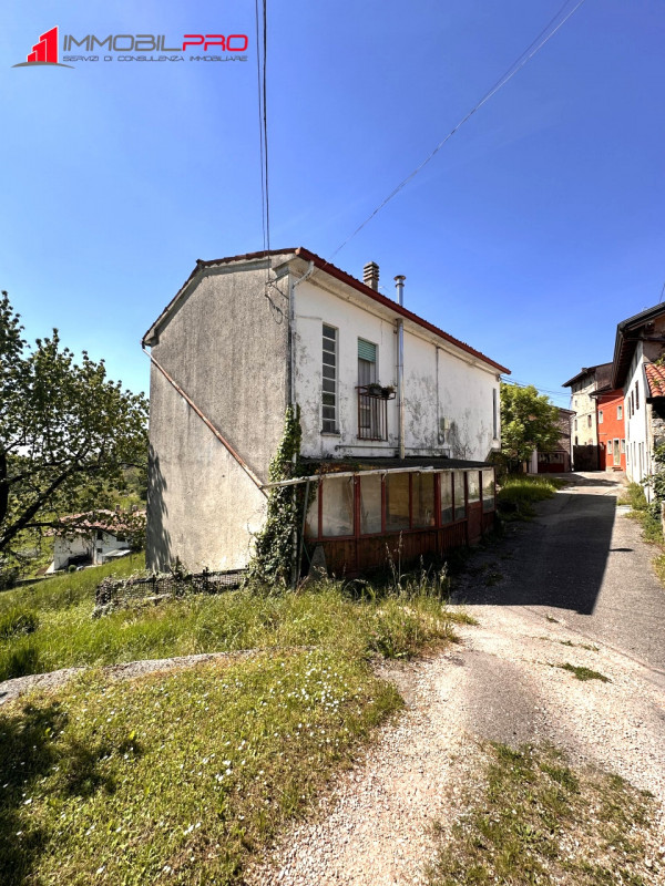 Nella suggestiva località Mare di Lugo di Vicenza, proponiamo in vendita una casa singola indipen...