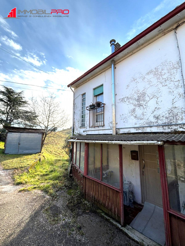 Nella suggestiva località Mare di Lugo di Vicenza, proponiamo in vendita una casa singola indipen...