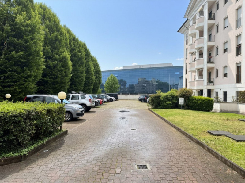 MINI APPARTAMENTO CON TERRAZZA ABITABILE E GARAGE A VICENZA. EURO 113.000 NON TRATTABILI. CODICE ...