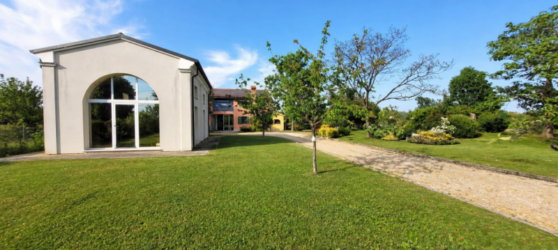 CADONEGHE: In una posizione privilegiata nel comune, proponiamo una splendida casa di campagna co...