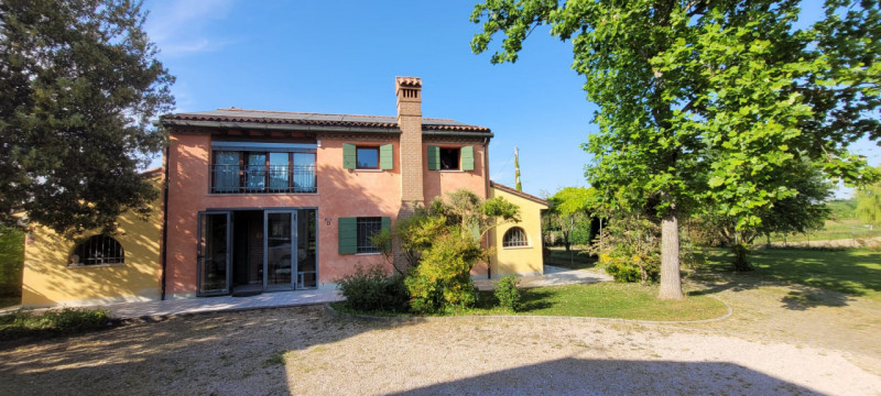 CADONEGHE: In una posizione privilegiata nel comune, proponiamo una splendida casa di campagna co...