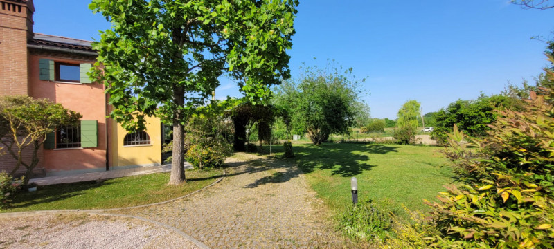 CADONEGHE: In una posizione privilegiata nel comune, proponiamo una splendida casa di campagna co...