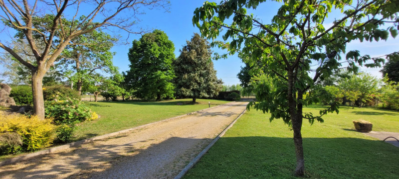 CADONEGHE: In una posizione privilegiata nel comune, proponiamo una splendida casa di campagna co...
