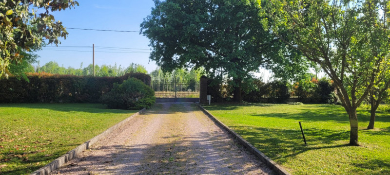 CADONEGHE: In una posizione privilegiata nel comune, proponiamo una splendida casa di campagna co...