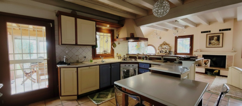 CADONEGHE: In una posizione privilegiata nel comune, proponiamo una splendida casa di campagna co...