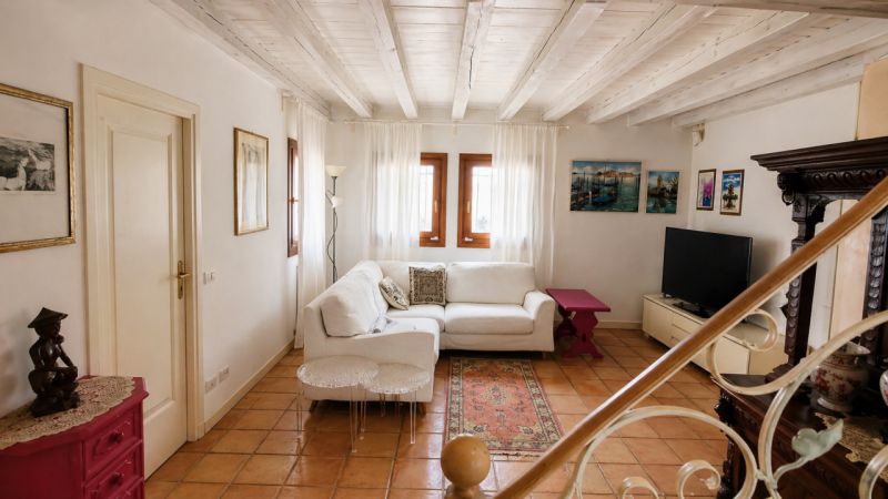 CADONEGHE: In una posizione privilegiata nel comune, proponiamo una splendida casa di campagna co...