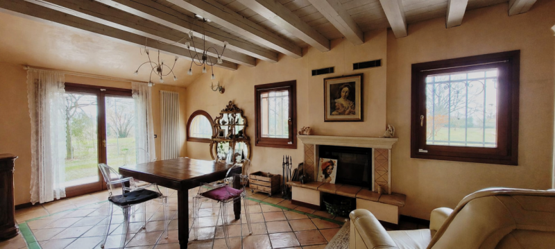 CADONEGHE: In una posizione privilegiata nel comune, proponiamo una splendida casa di campagna co...