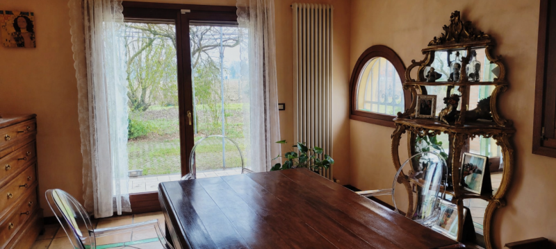 CADONEGHE: In una posizione privilegiata nel comune, proponiamo una splendida casa di campagna co...