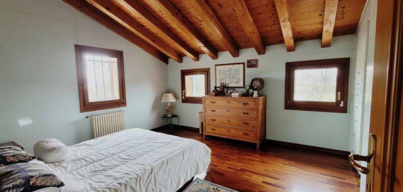 CADONEGHE: In una posizione privilegiata nel comune, proponiamo una splendida casa di campagna co...