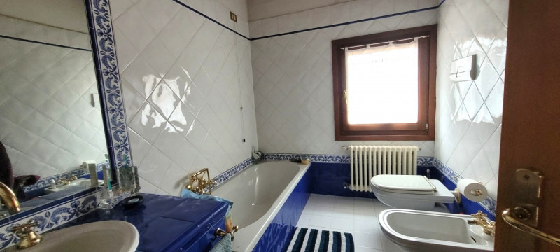 CADONEGHE: In una posizione privilegiata nel comune, proponiamo una splendida casa di campagna co...