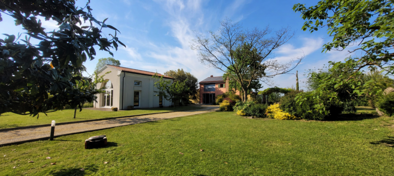 CADONEGHE: In una posizione privilegiata nel comune, proponiamo una splendida casa di campagna co...