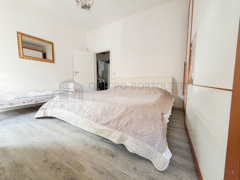 1 CAMERA RISTRUTTURATO ED ARREDATO A PONTE DI BRENTA €.130.000 - rif.CL538

A Ponte di Brenta, in...