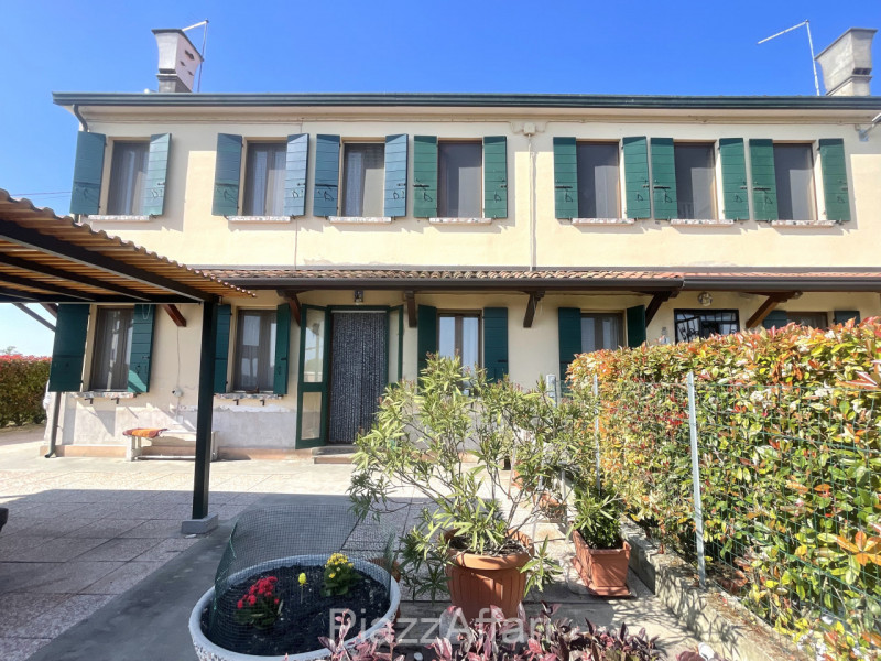 Pegolotte di Cona (VE): Porzione di casa in contesto bifamiliare, sviluppata su 2 piani, con area...
