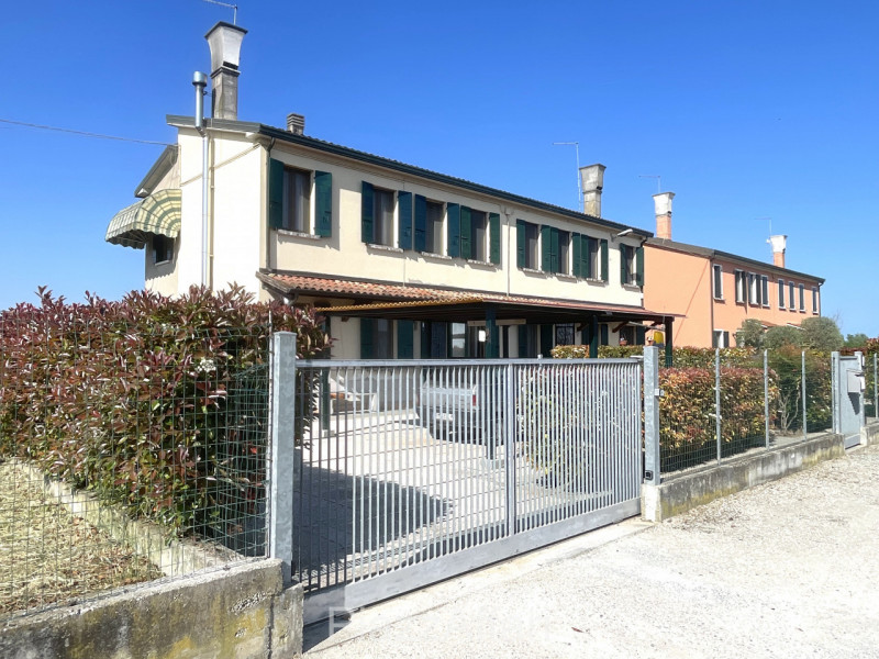 Pegolotte di Cona (VE): Porzione di casa in contesto bifamiliare, sviluppata su 2 piani, con area...