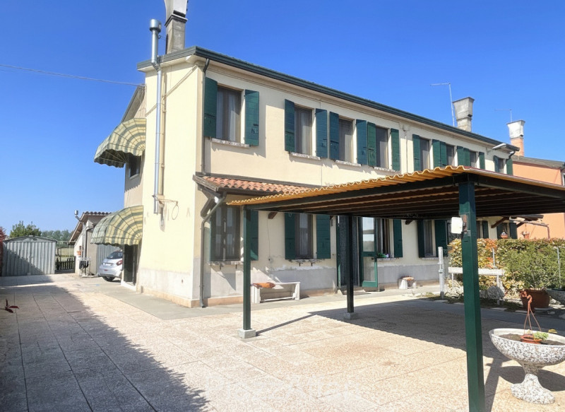 Pegolotte di Cona (VE): Porzione di casa in contesto bifamiliare, sviluppata su 2 piani, con area...