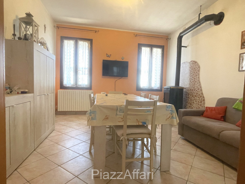 Pegolotte di Cona (VE): Porzione di casa in contesto bifamiliare, sviluppata su 2 piani, con area...