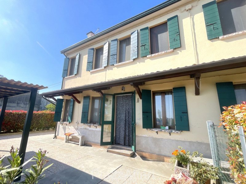 Pegolotte di Cona (VE): Porzione di casa in contesto bifamiliare, sviluppata su 2 piani, con area...