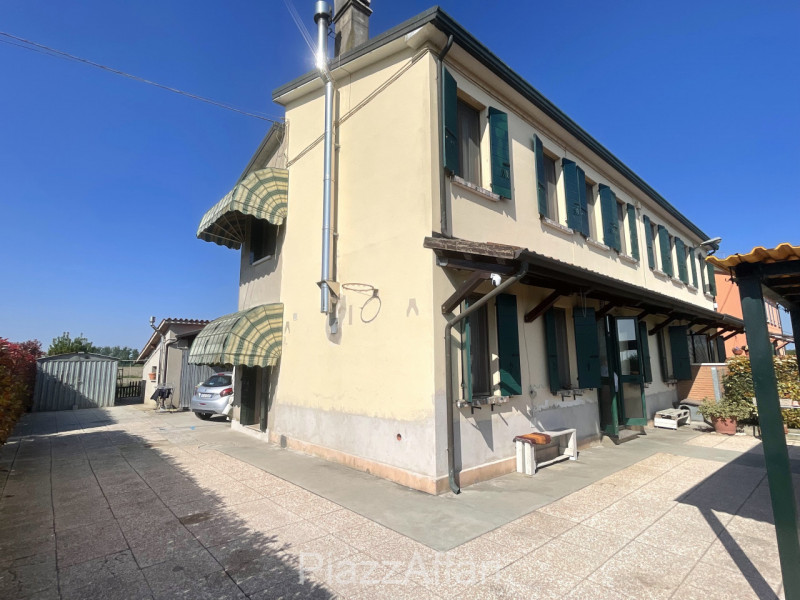 Pegolotte di Cona (VE): Porzione di casa in contesto bifamiliare, sviluppata su 2 piani, con area...