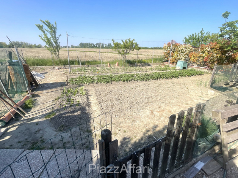 Pegolotte di Cona (VE): Porzione di casa in contesto bifamiliare, sviluppata su 2 piani, con area...